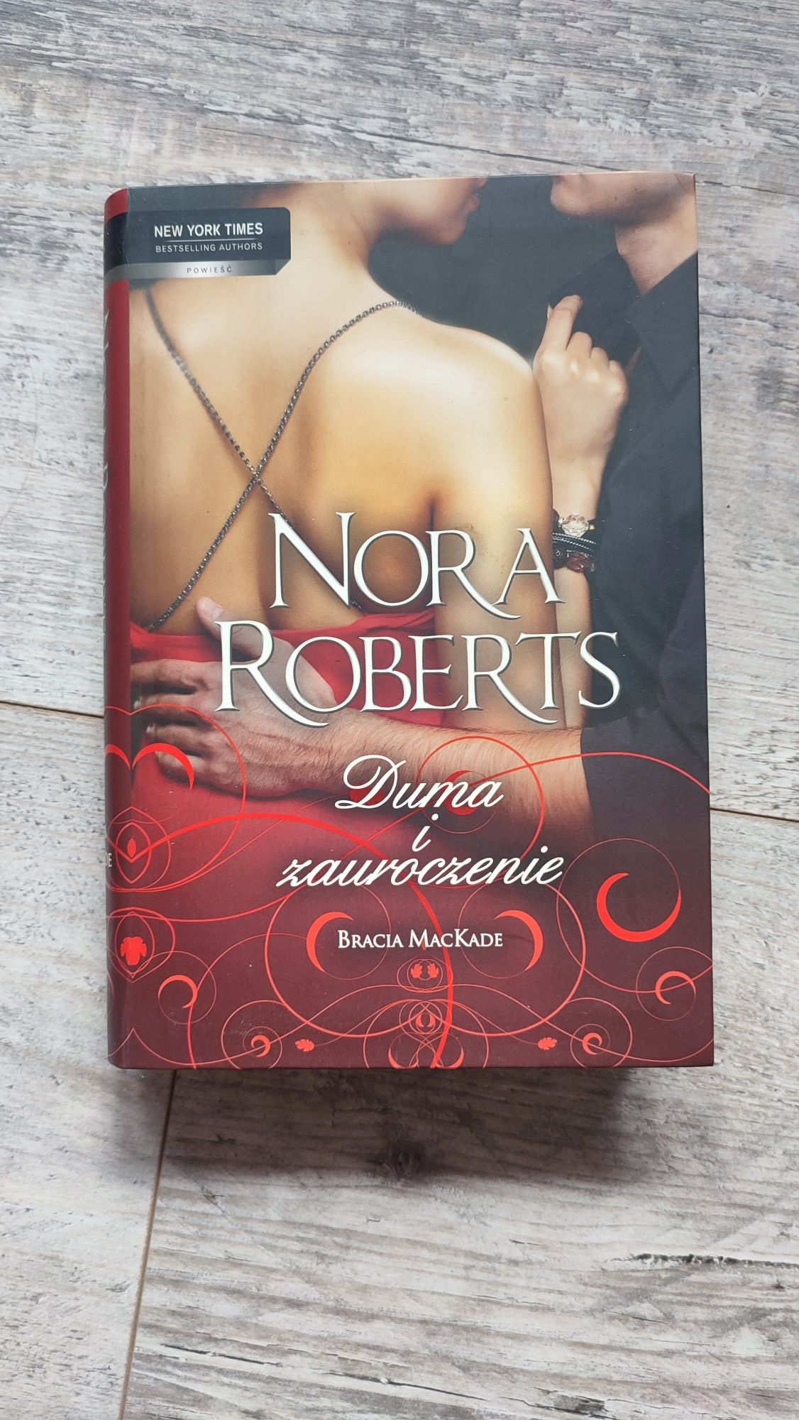 Nora Roberts Dom duchów, Szepty przeszłości