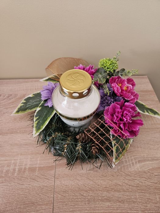 Wieniec kwiatowy na grób ze zniczem