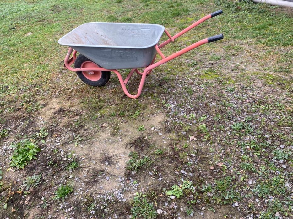 Тачка строительная и огородный инвентарь