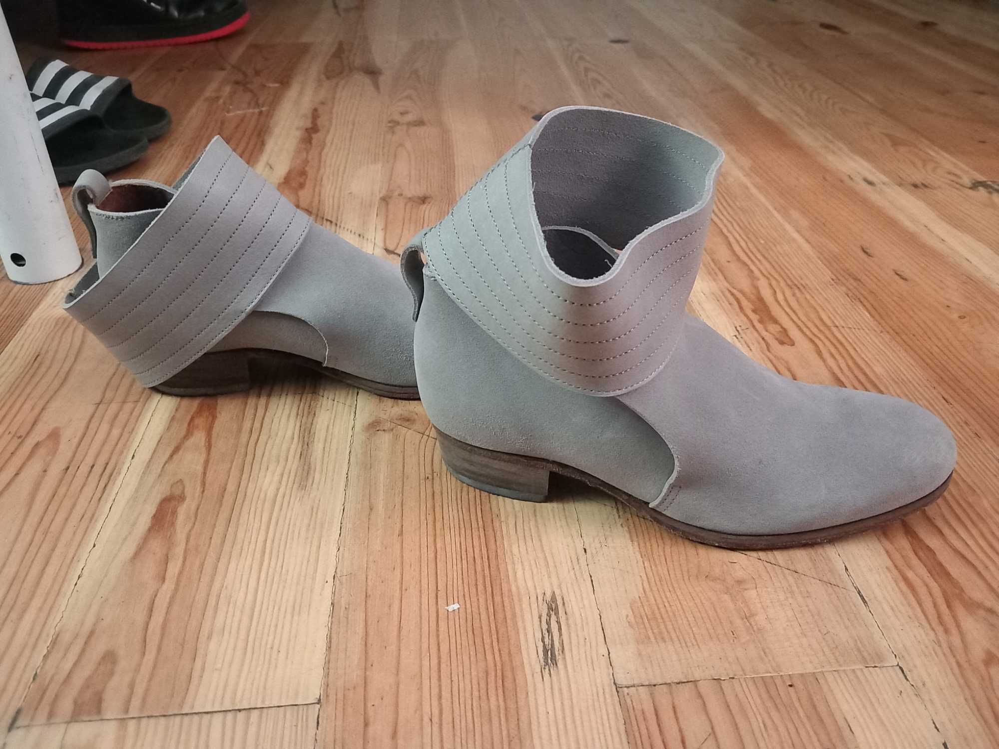 Botas cinzento  de cano baixo e flexível