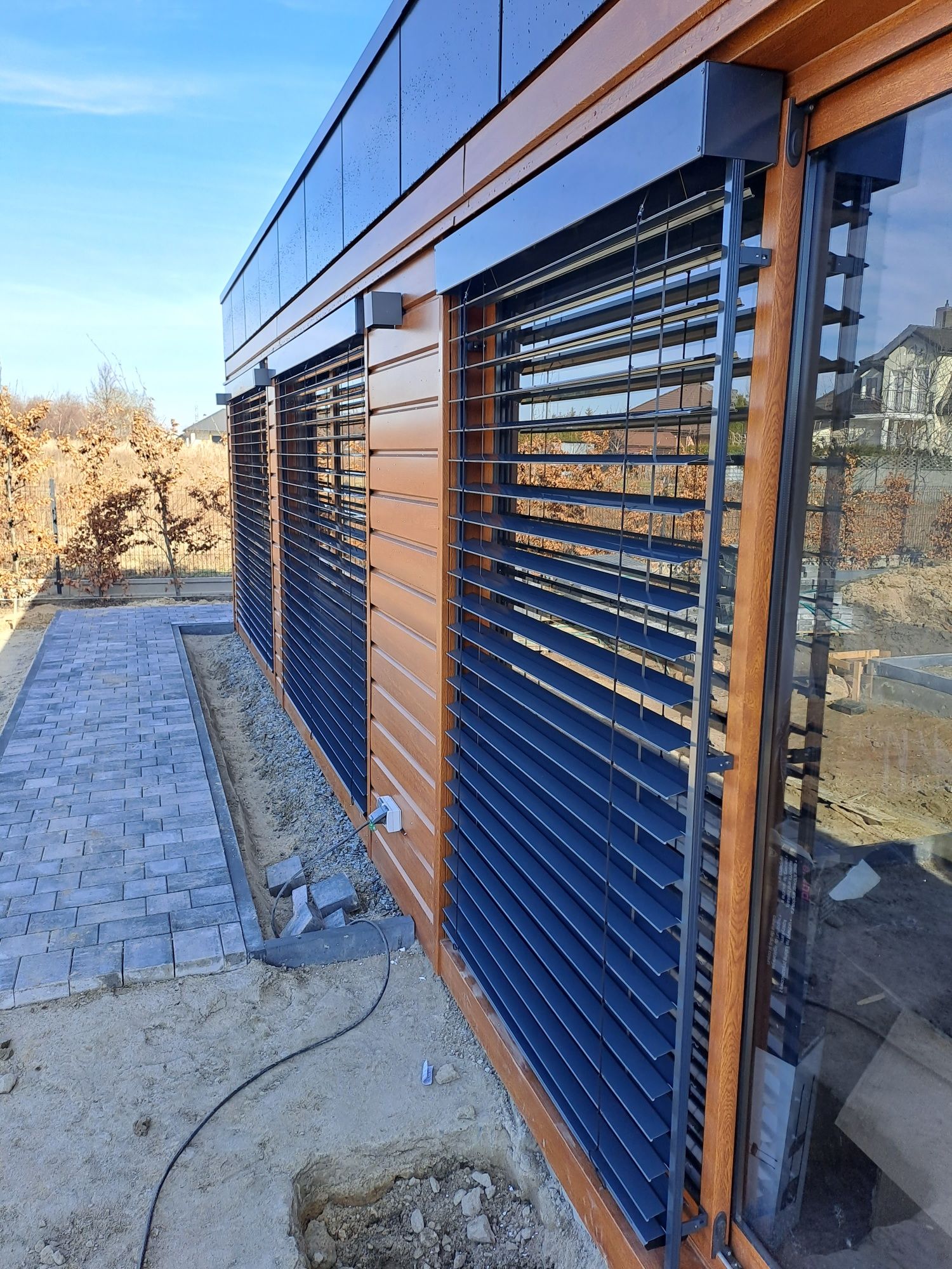 Żaluzje fasadowe z 90 c80 ? Pergola aluminiowa , rolety