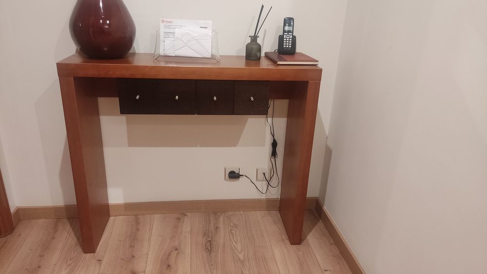 Consola/móvel de entrada