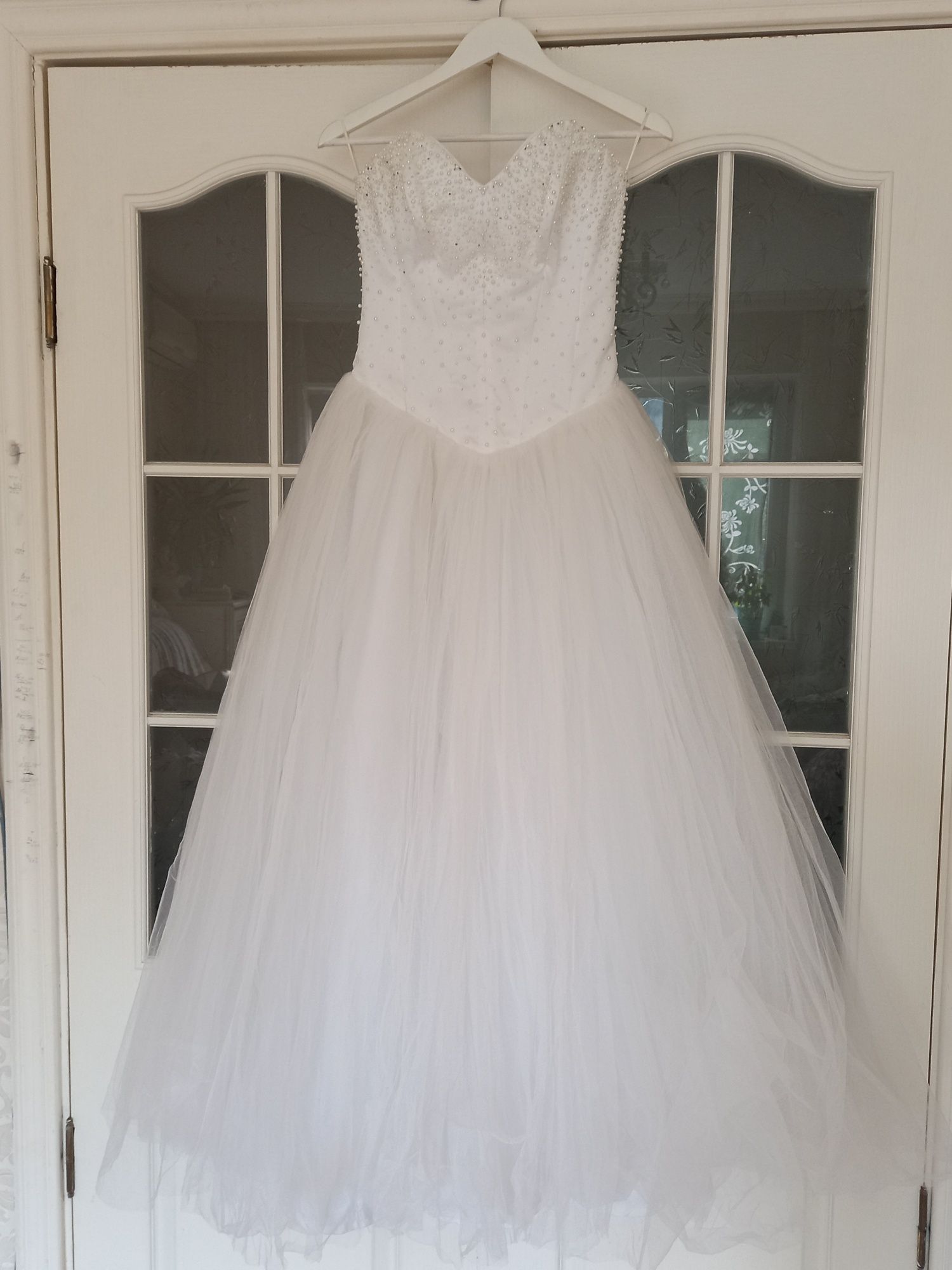 Весільна сукня з перлинами