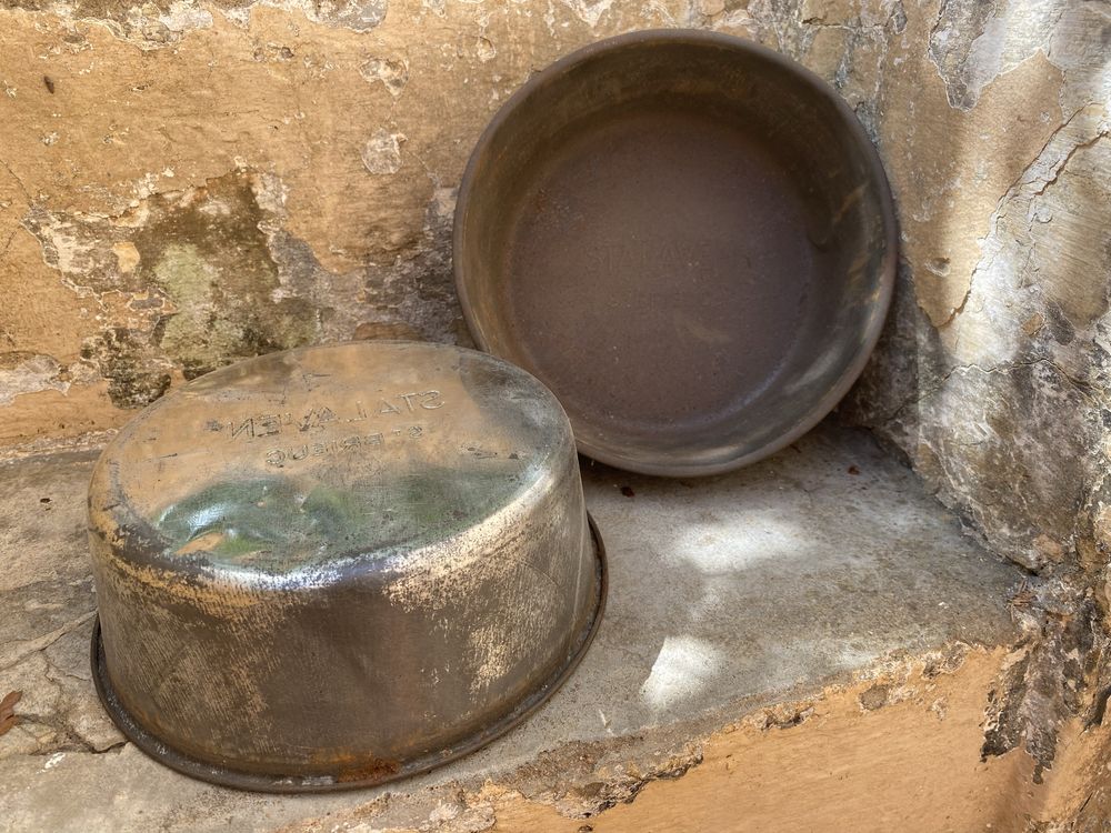 2 formas metalicas de cozinha antigas