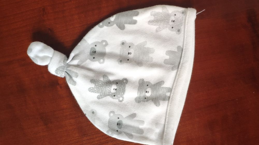 Czapeczka biała z misie od Nutmeg