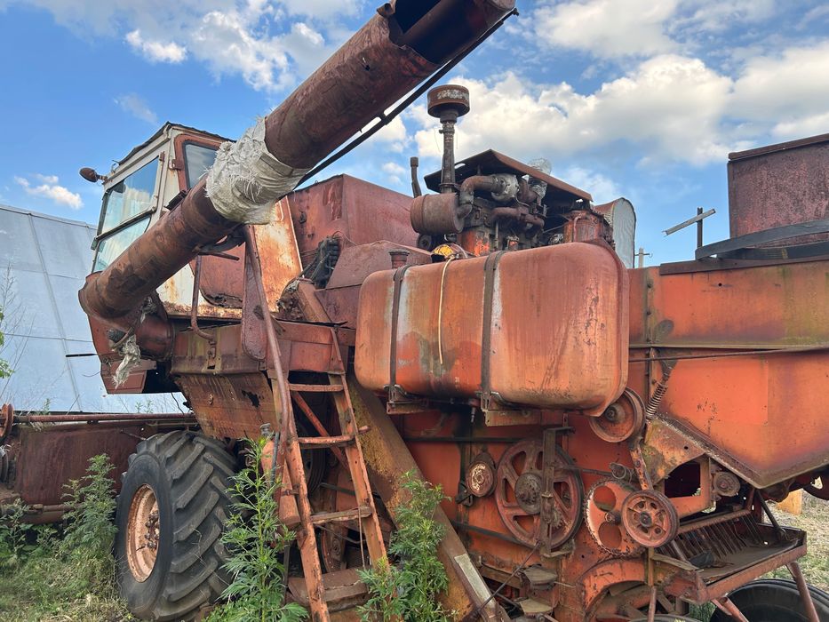 Запчастини з комбайна ніва