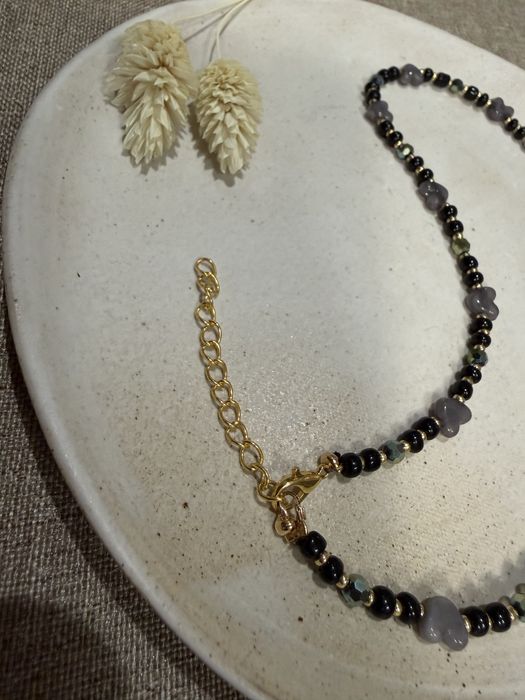 Naszyjnik z czarnych koralików i serduszek, elegancki dodatek 41-46 cm