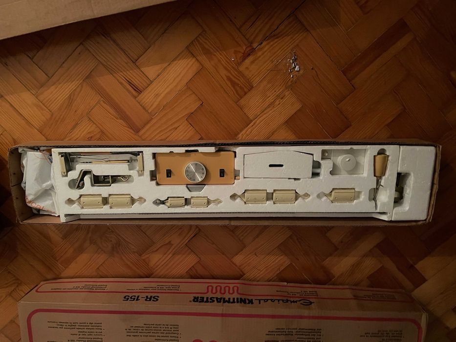 Máquina de tricotar Empisal knitmaster 360/260 K