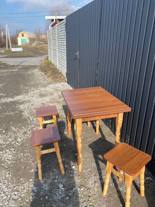 Кухонний комплект стіл і 4 стільці, табуретки