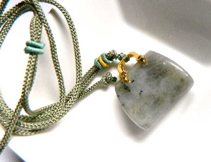 Labradoryt - kamień transformacji, wisiorek torebka