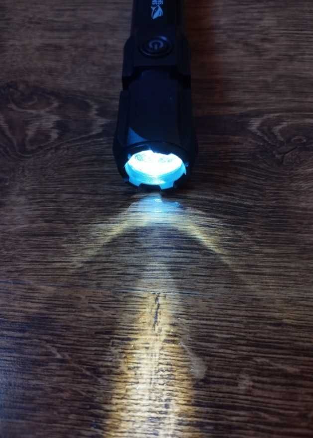 Latarka ładowana na USB soczewkowa skupiająca światło