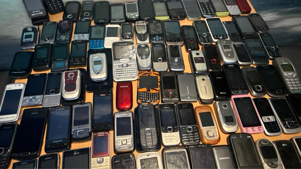 Lote de +/- 100 telemóveis vintage - Coleção /Revenda ou peças