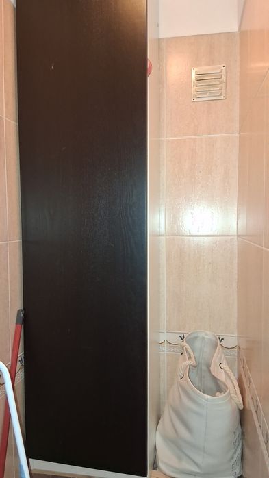 Armário transformado em sapateira