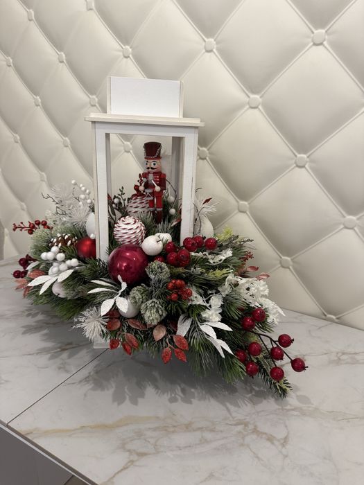 Різдвяна композиція зі штучних квітів «Ліхтарик»