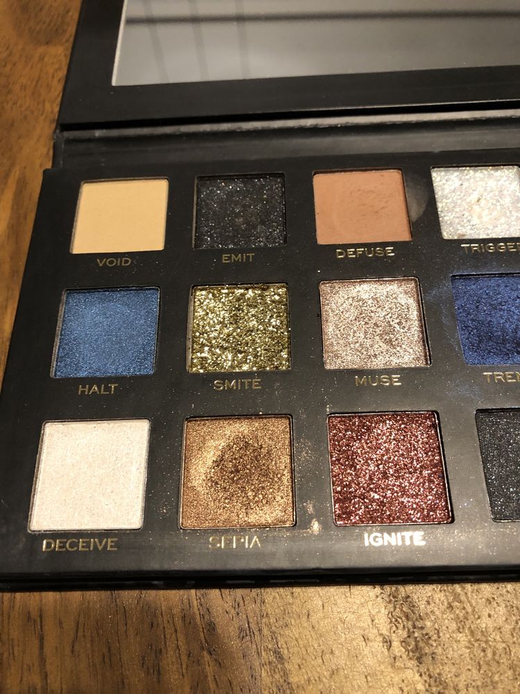 Paleta Revolution Pro New Neutral Smoked Palette