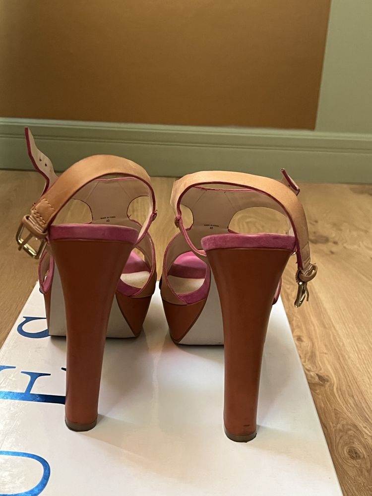 Sandaly guess 40