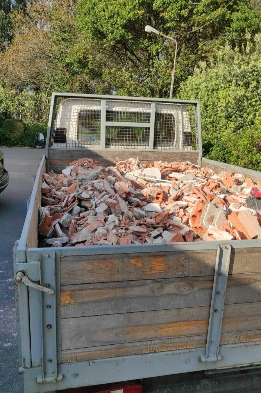 Recolha e Limpeza de Entulhos.