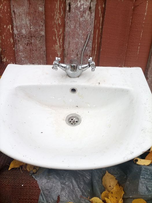 Умивальник зі змішувачем