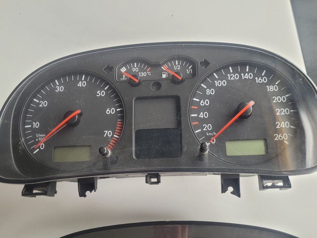 Licznik z FIS Zegar Prędkościomierz VW GOLF 4 IV 1.4 1.6 2.0 Benzyna