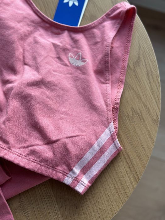 Zestaw sportowy Adidas Fakten koralowy (top oraz legginsy)