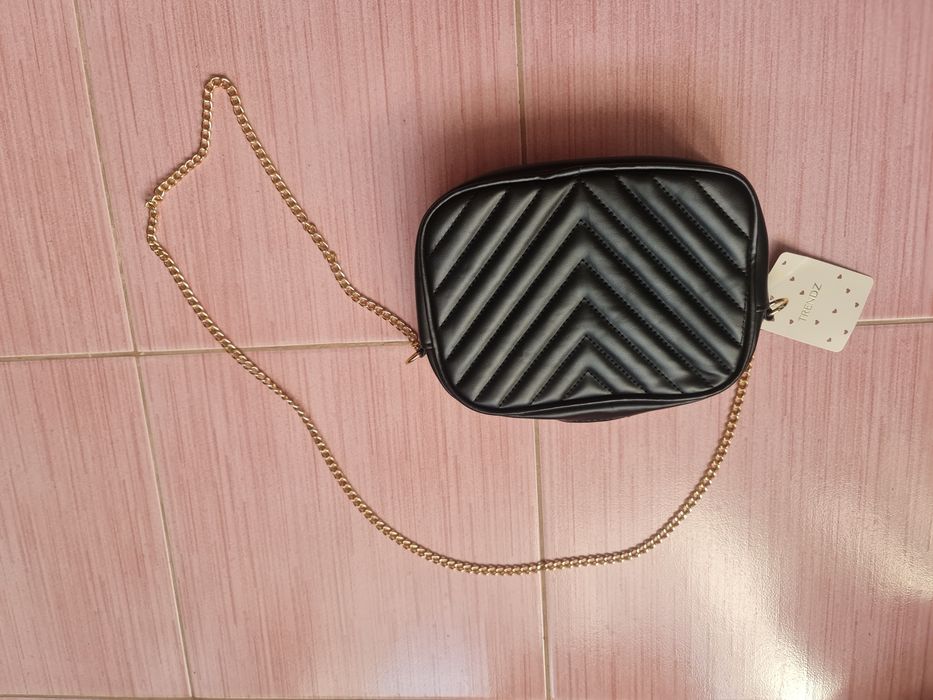 Czarna torebka na zamek