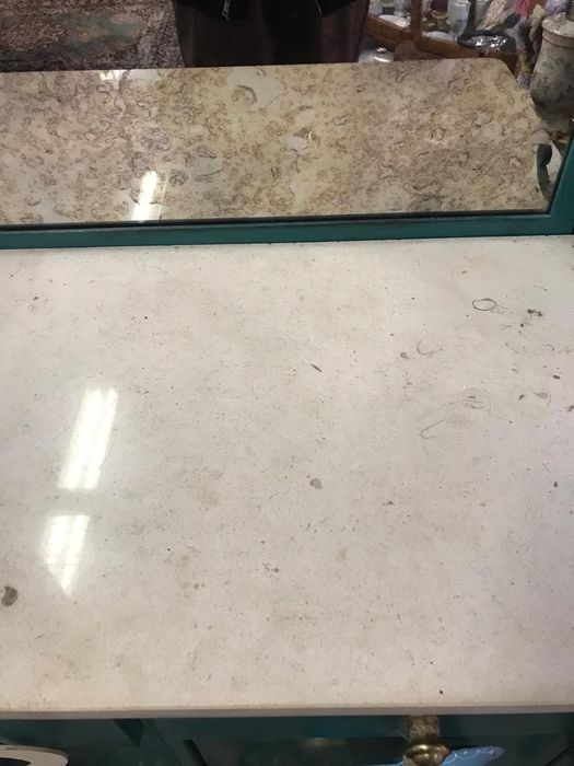 Móvel metálico, tampo de mármore