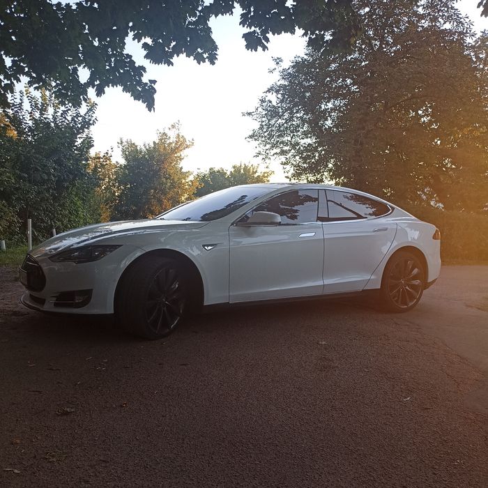 Tesla Model s85d