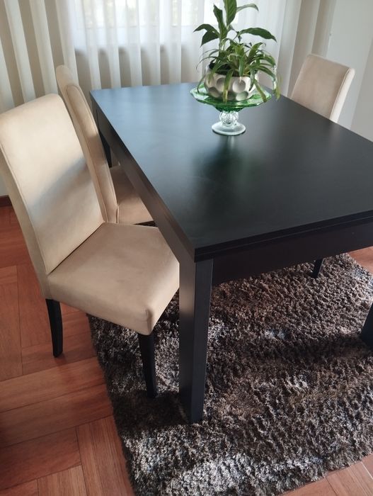 Mesa extensível, 4 cadeiras e carpete