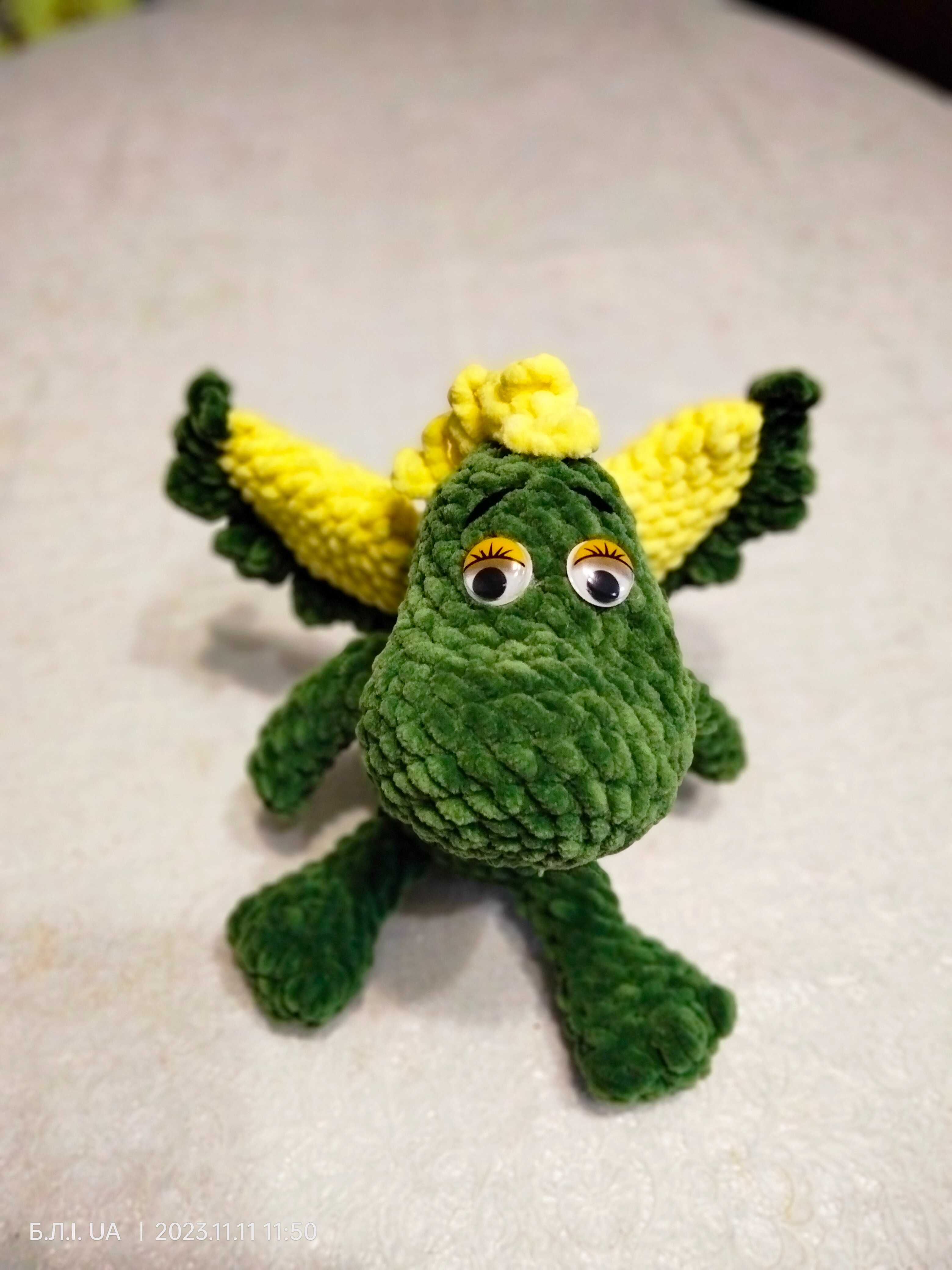 "Дракон темно-зелений Плюш" дитяча в'язана іграшка ручної роботи