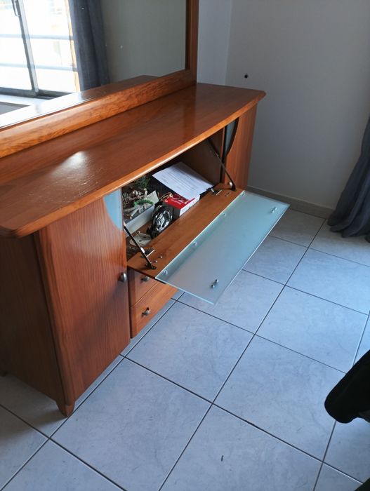 Aparador e mesa de apoio.