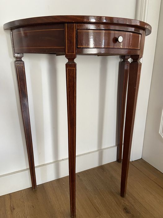 Mesinha de apoio meia lua