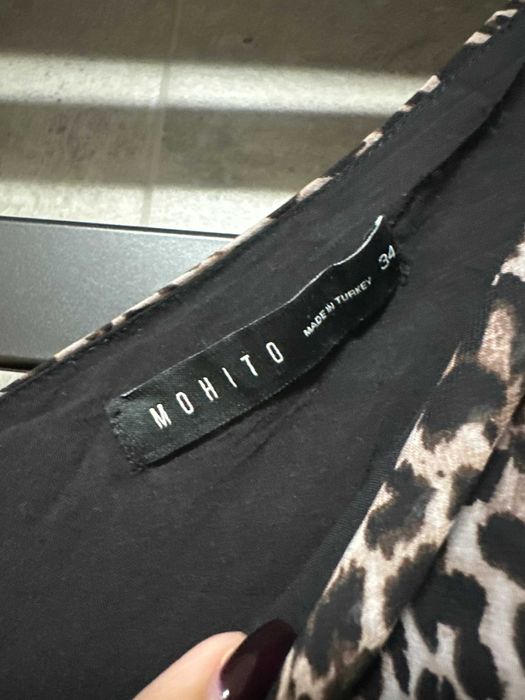 Długa sukienka na ramiączkach z rozcięciem panterka Mohito XS