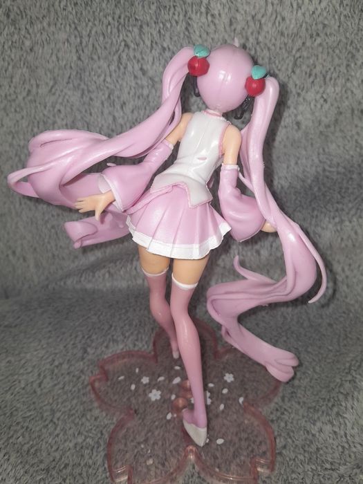 Продаються фігурки аніме