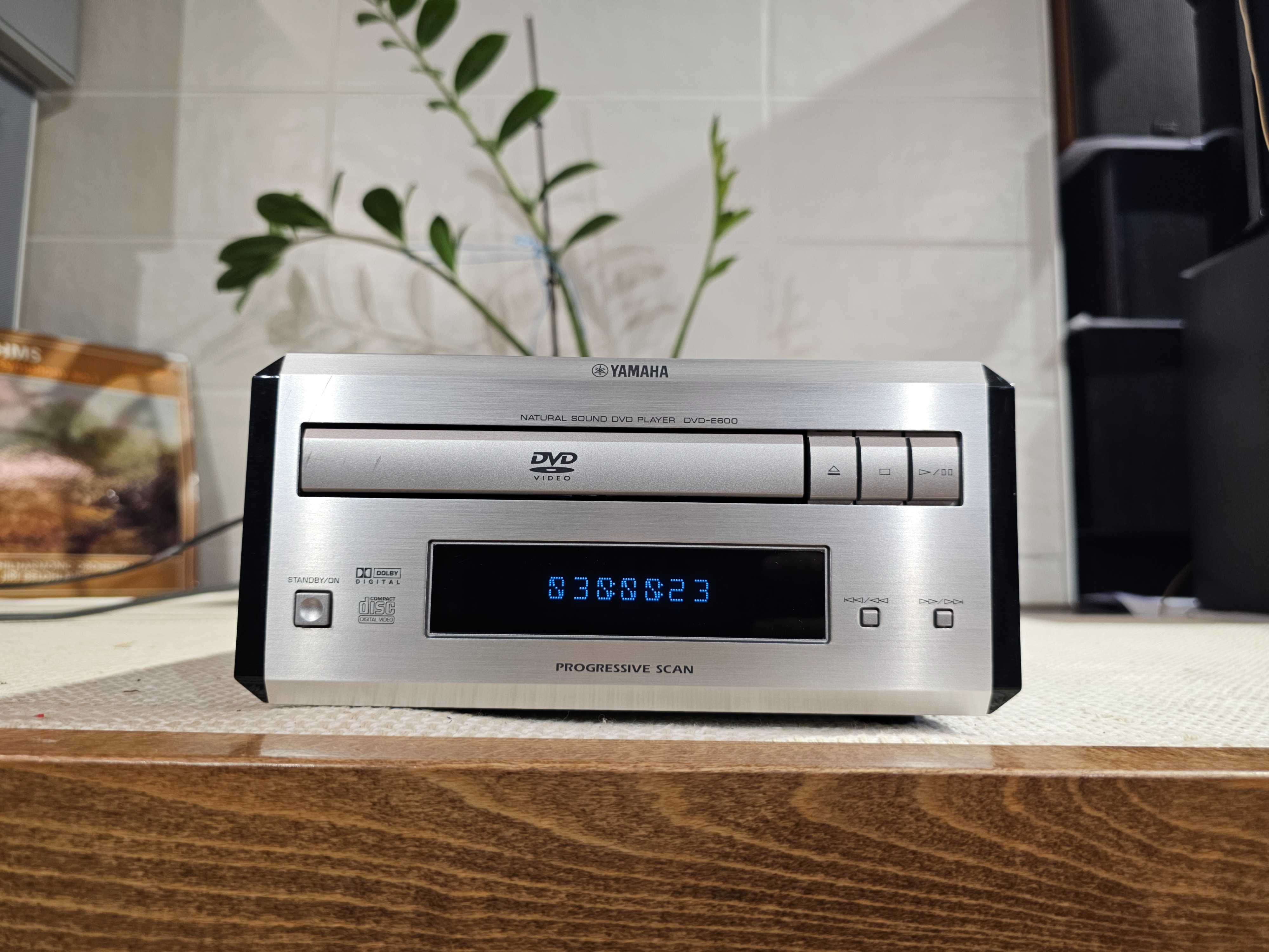 Програвач Yamaha DVD-E600 PianoCraft