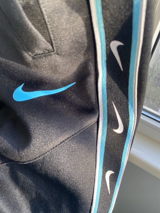 Спортивные штаны бренда Найк на лампасах