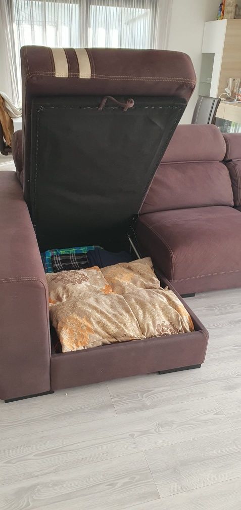 Sofá com chaise longue puffes e arrumação na chaise