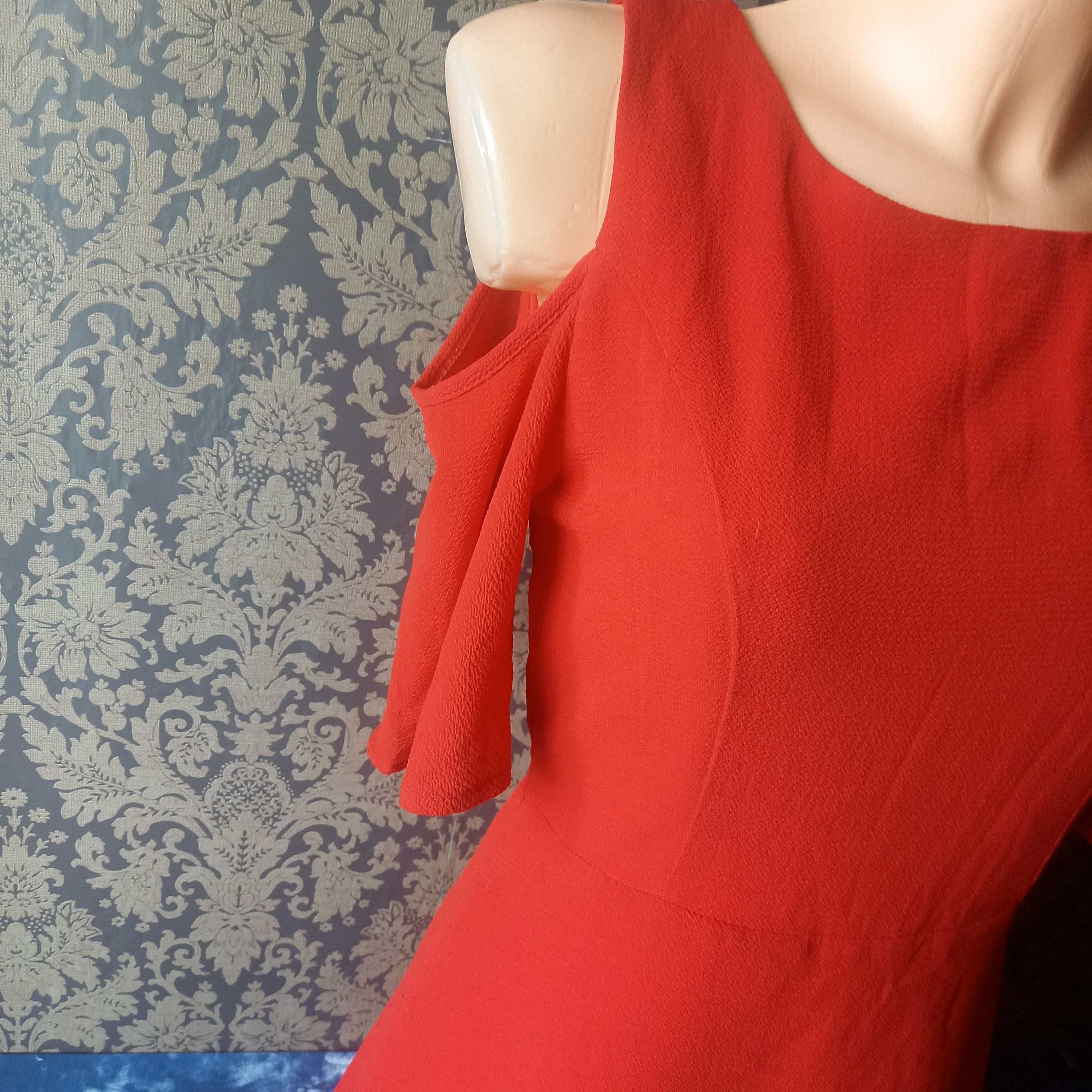 czerwona sukienka odkryte ramiona S