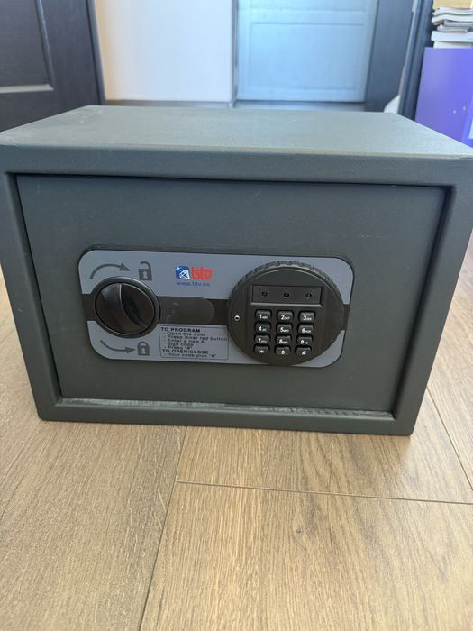 Продам сейф меблевий кодовий