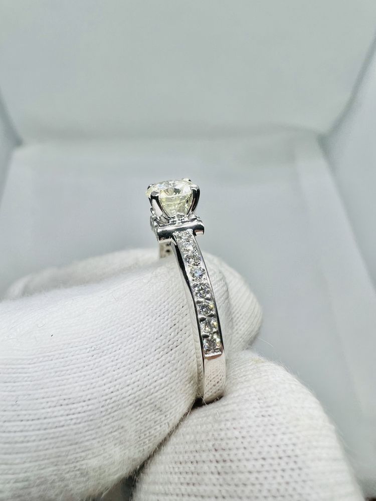 Золотое кольцо с натуральным бриллиантом 0.45 карат. С обсыпкой.