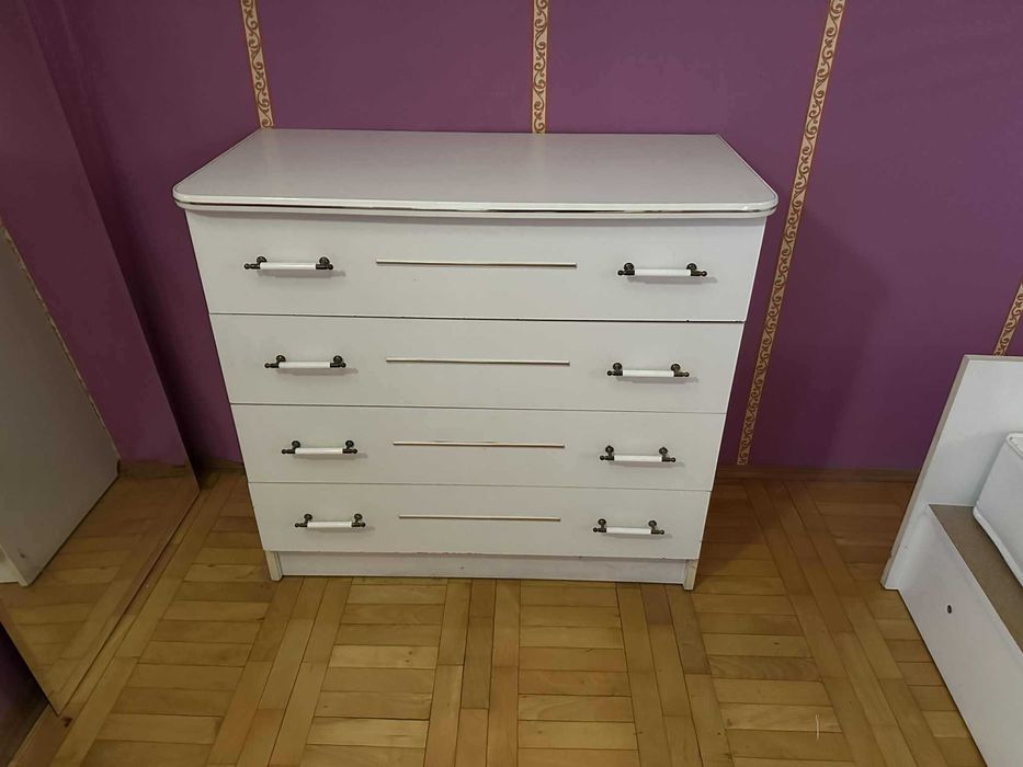 Komoda biała z czterema szufladami