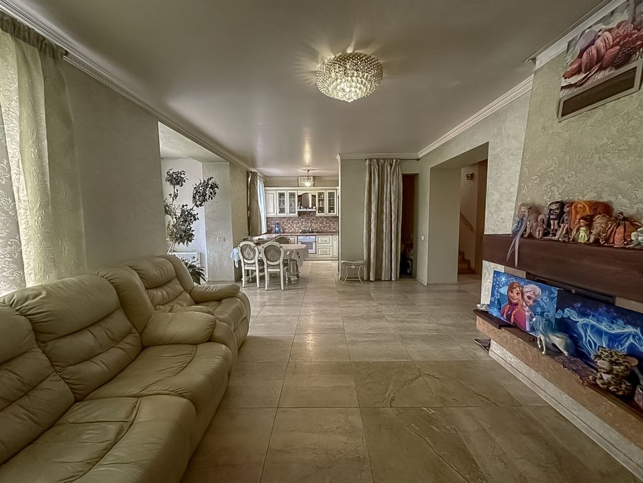 Продаж будинку з ремонтом. Центр. Велика ділянка. Озеро поруч.