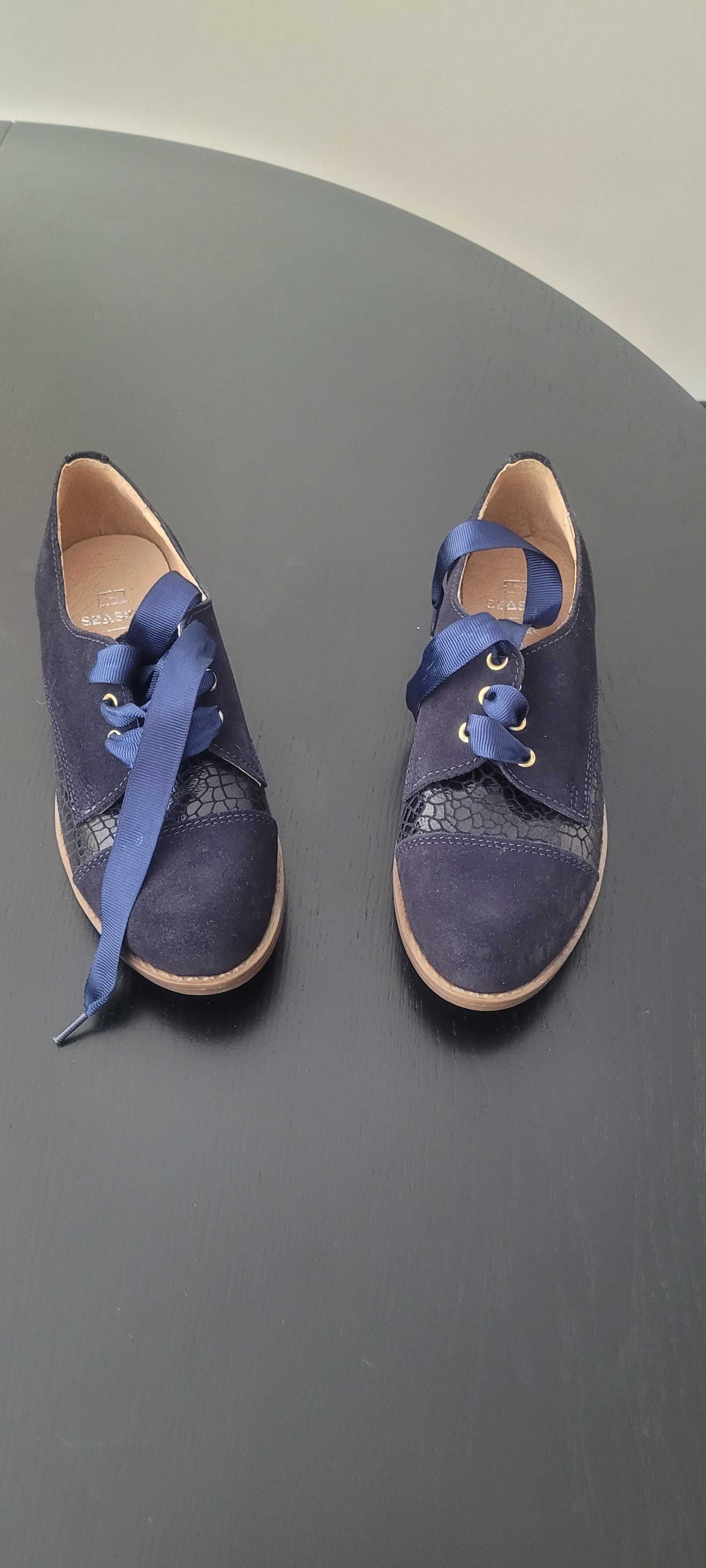 Sapatos de senhora azuis em camurça  com atacadores