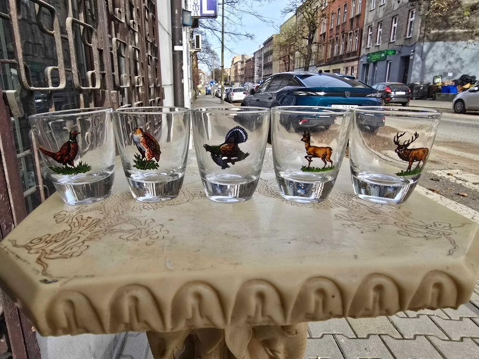 Stare szklane kieliszki do wódki motyw myśliwski zwierzęta