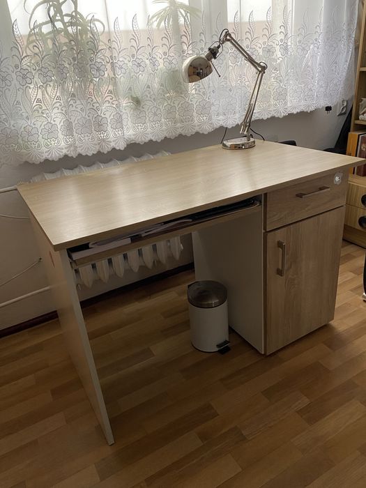 Biurko w kolorze jasnego jesionu z wysuwaną półką, szufladą i szafką