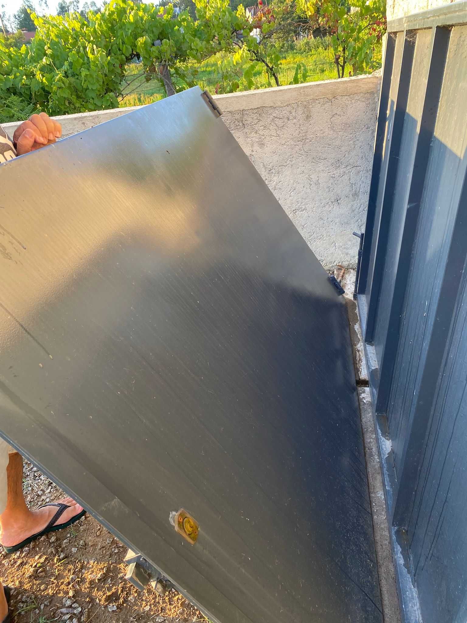 Portão de Ferro 4m (2x2m) – Como Novo, Estrutura Robusta