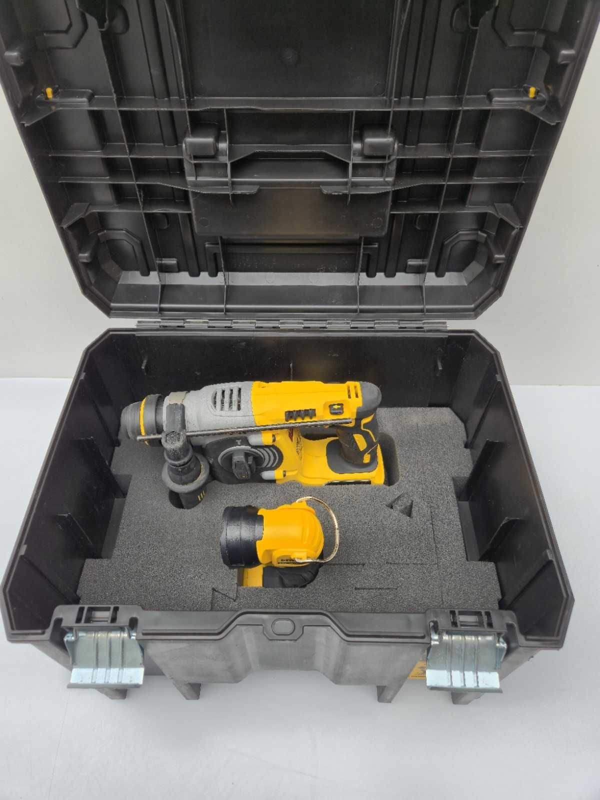 DeWalt DCH273 18V XR Brushless – młotowiertarka SDS + latarka LED