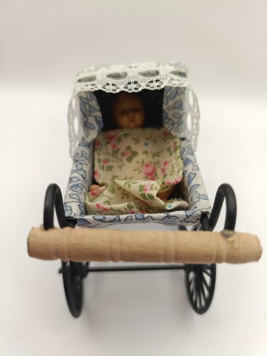 Miniatura de carrinho Bebé antigo com boneco bebé