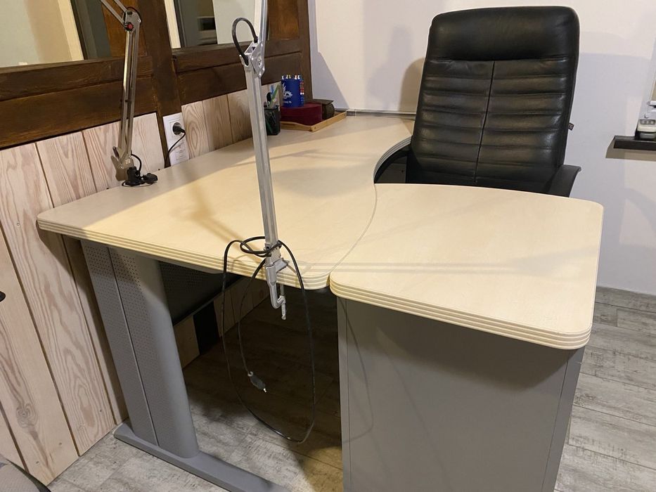 Комп'ютерний стіл