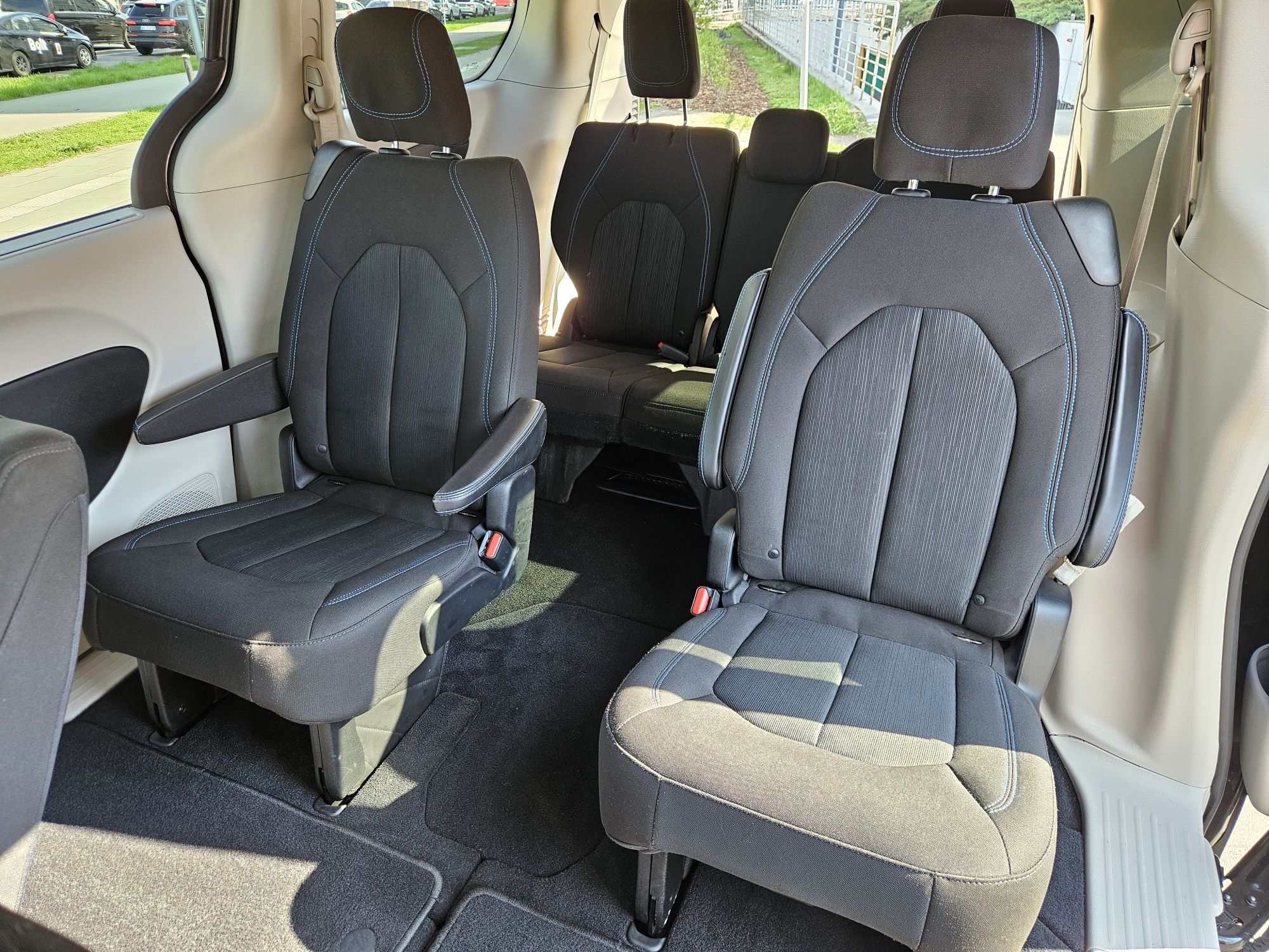 Wynajem samochodu Chrysler Pacifica bus minivan