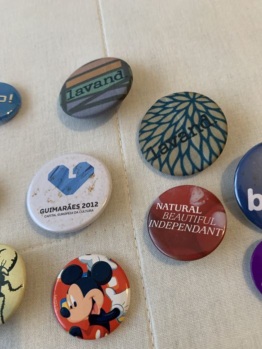 Onze crachas de varias marcas